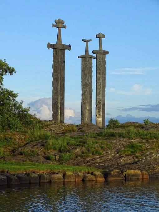 LealtadSabia's tweet photo. IMPACTANTE🤯

Aquí los 10 lugares más surrealistas y misteriosos del planeta Tierra 🧵

1. Sverd i fjell, Noruega https://t.co/xBruRJAflL