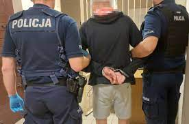 UkroWatch's tweet photo. 35-letni Ukrainiec kierując Oplem bez prawa jazdy, spowodował dwie kolizje w Wyszkowie, po czym znieważył interweniujących policjantów, a następnie chciał wręczyć im łapówkę. Na koniec odnaleziono przy nim narkotyki. Grozi mu do 10 lat więzienia

https://t.co/N4Lo5PmyW3 https://t.co/LqY9qGz5G6