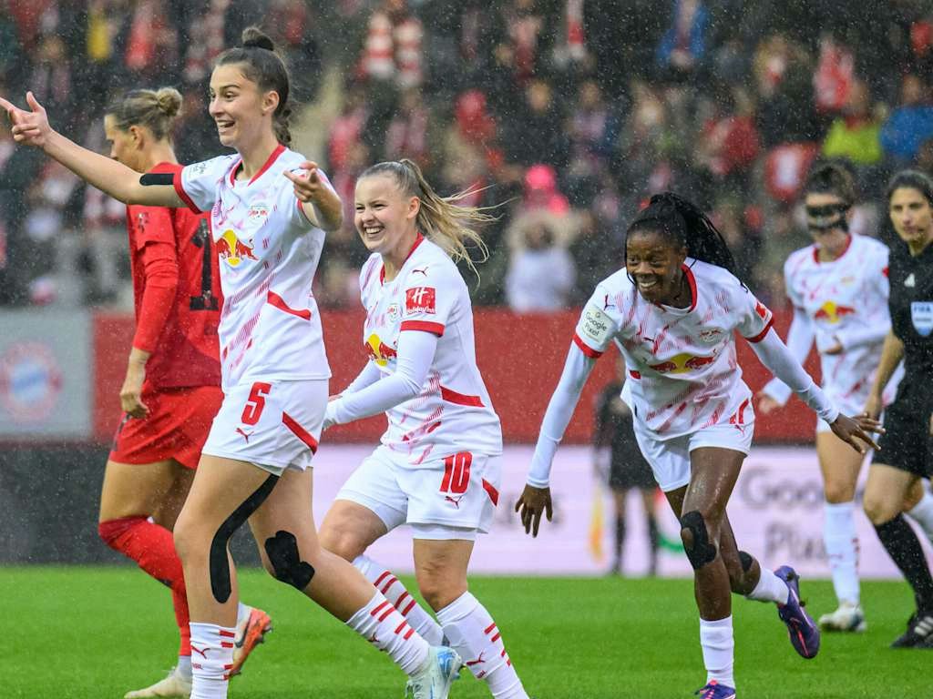 Am 14. September empfangen die #RBLFrauen in der Red Bull Arena die Meistermannschaft aus München. Anstoß ist 14 Uhr. Tickets gibt es bereits ab 10 Euro, es wird allerdings keine Tageskasse geben. Unterstützt unsere Mädels lautstark im Stadion und macht die Hütte voll! 🙏#RBLFCB
