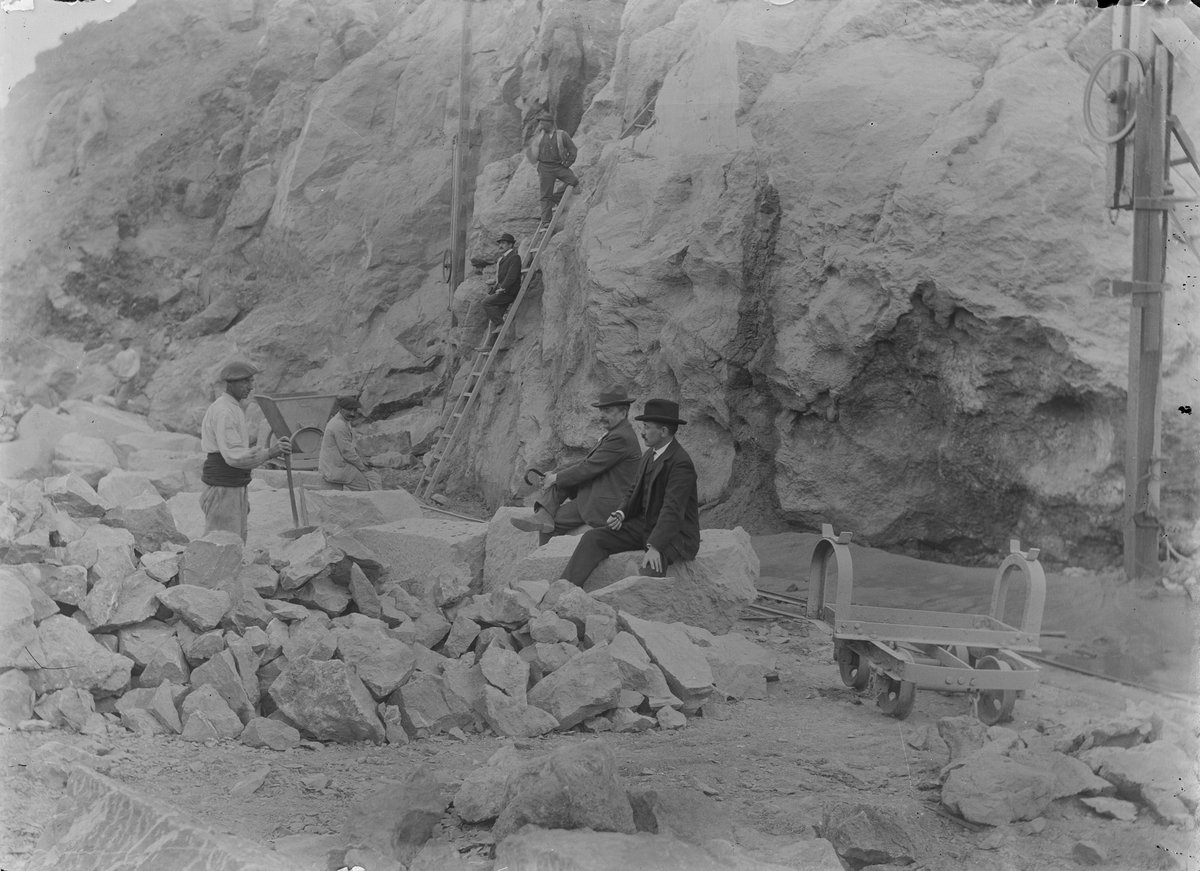 🪨Federico Baraibar en la cantera de mármol negro de Landa.

🪨Federico Baraibar Landako marmol beltzeko harrobian.

photo.araba.eus/r/item/ES.0105…