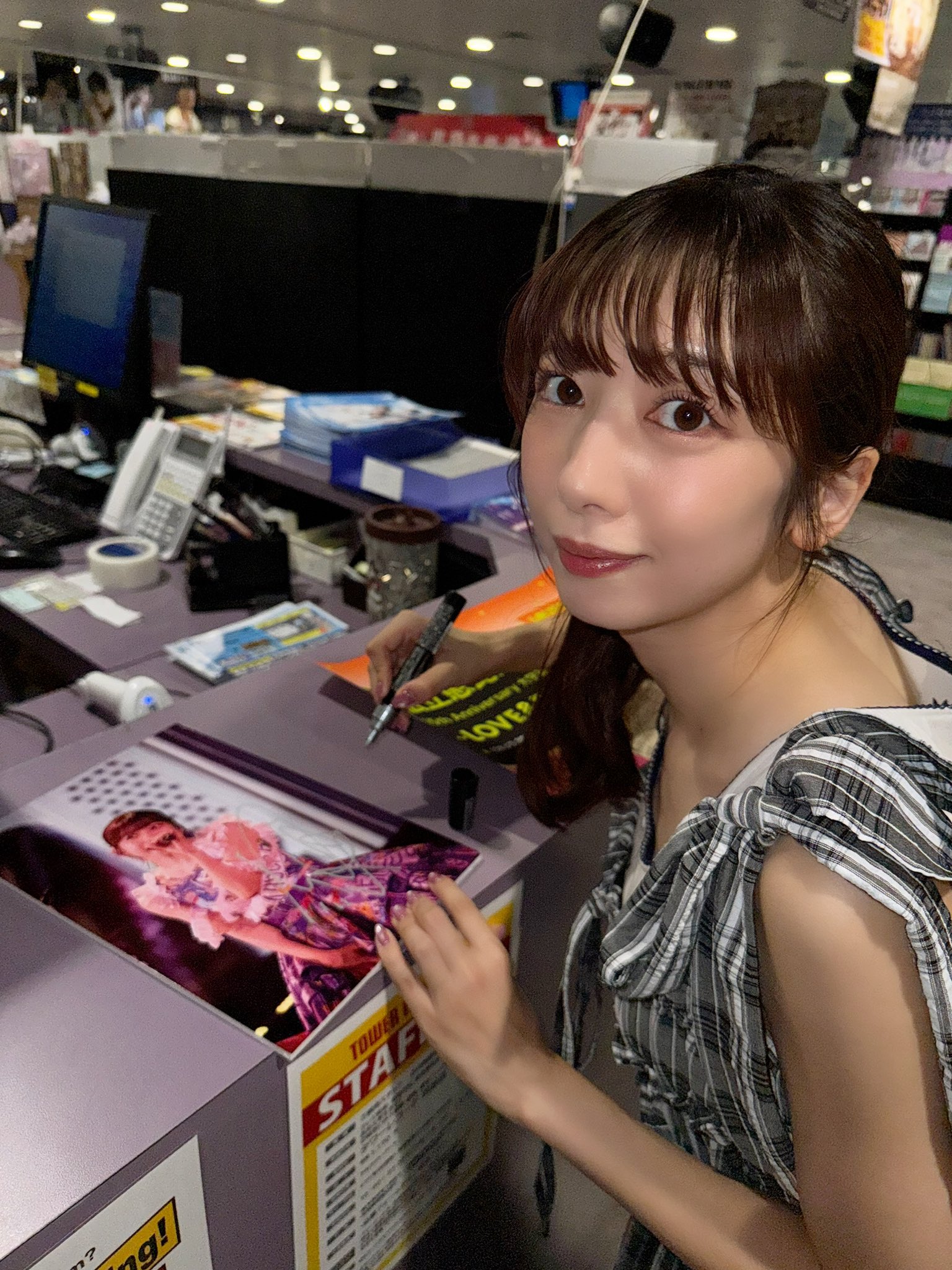 kroi　unspoiled　発売記念　特大パネル　直筆サイン入り　渋谷タワレコ Amazon.co.jp: ISSUE ISSUE タワレコ 渋谷 A賞 直筆サイン
