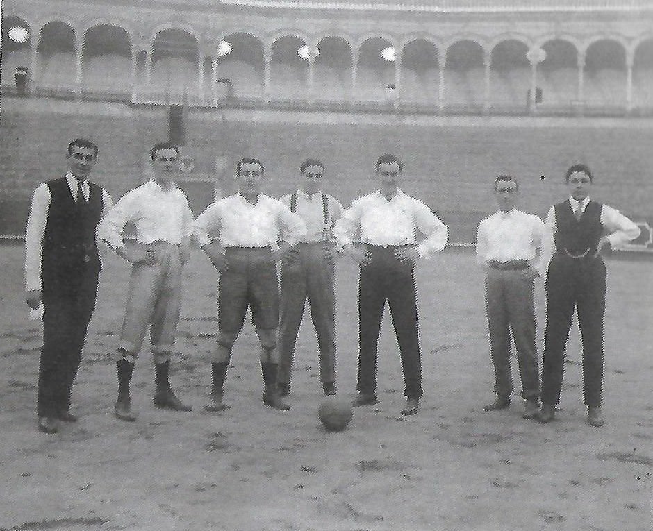 JMelero1's tweet image. 1918 El torero Joselito el Gallo socio sevillista se entrena en la Maestranza junto a otro socio y reconocido sevillista: Ignacio Sánchez Mejías.