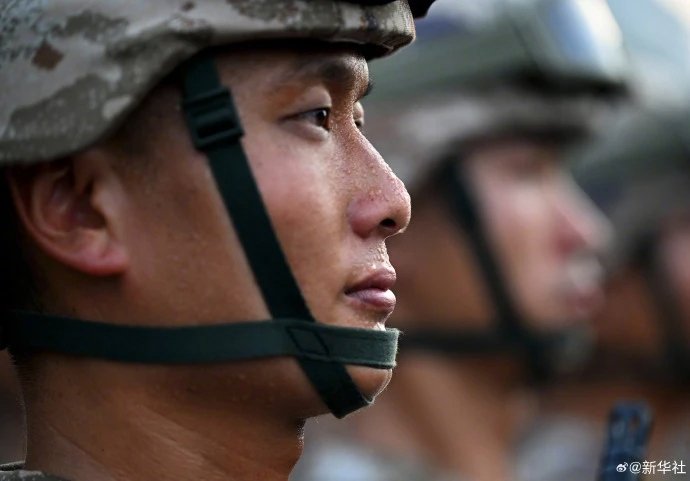 1.中国人民解放军仪仗方队
2.观礼嘉宾手中的请柬
3.这是国旗护卫队在天安门广场上列队
4.这是纪念大会开始前，受阅部队在准备