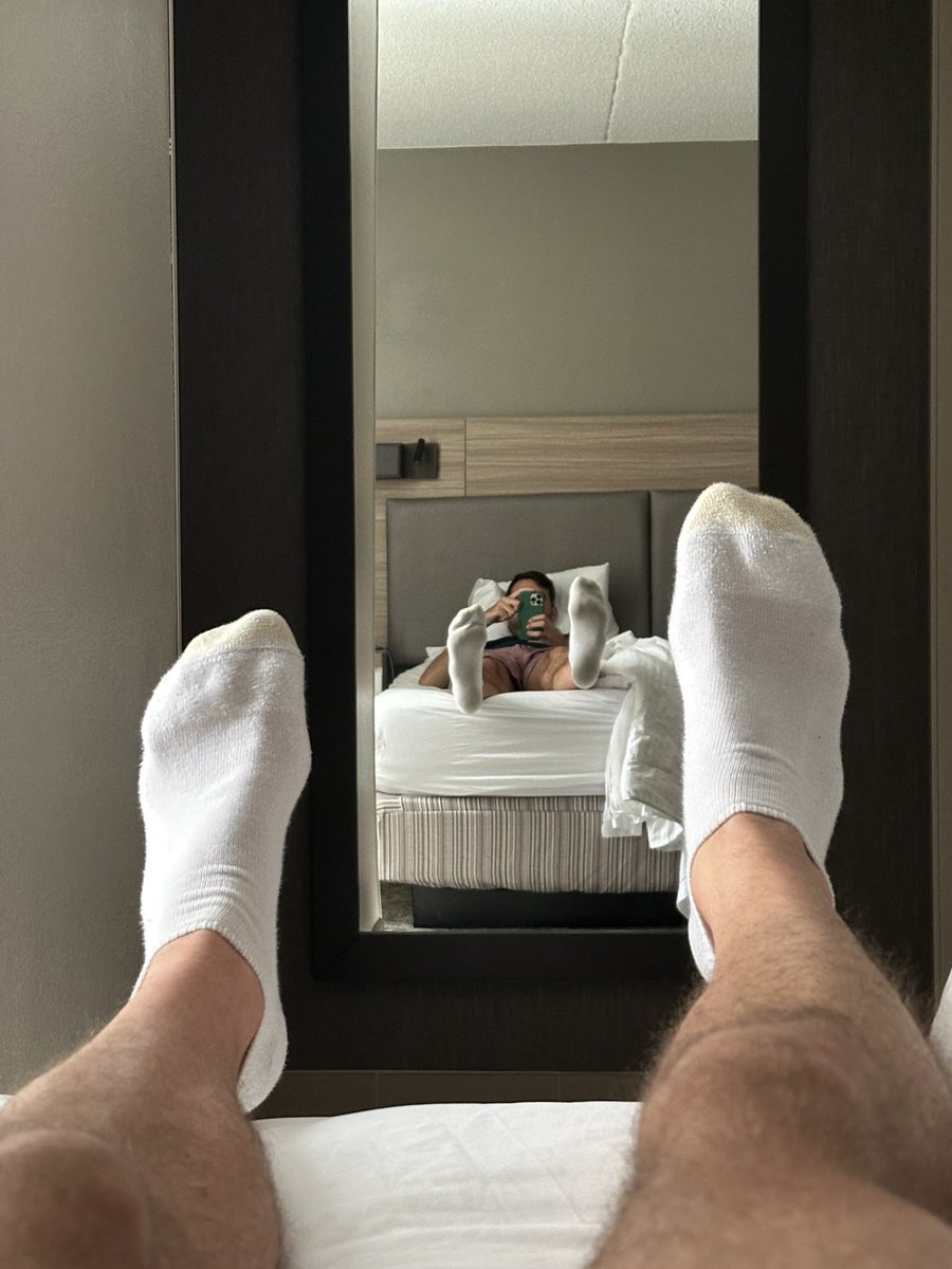 Too Tall Feet 🦶🏻🧦👟🥾👞👣 tweet media