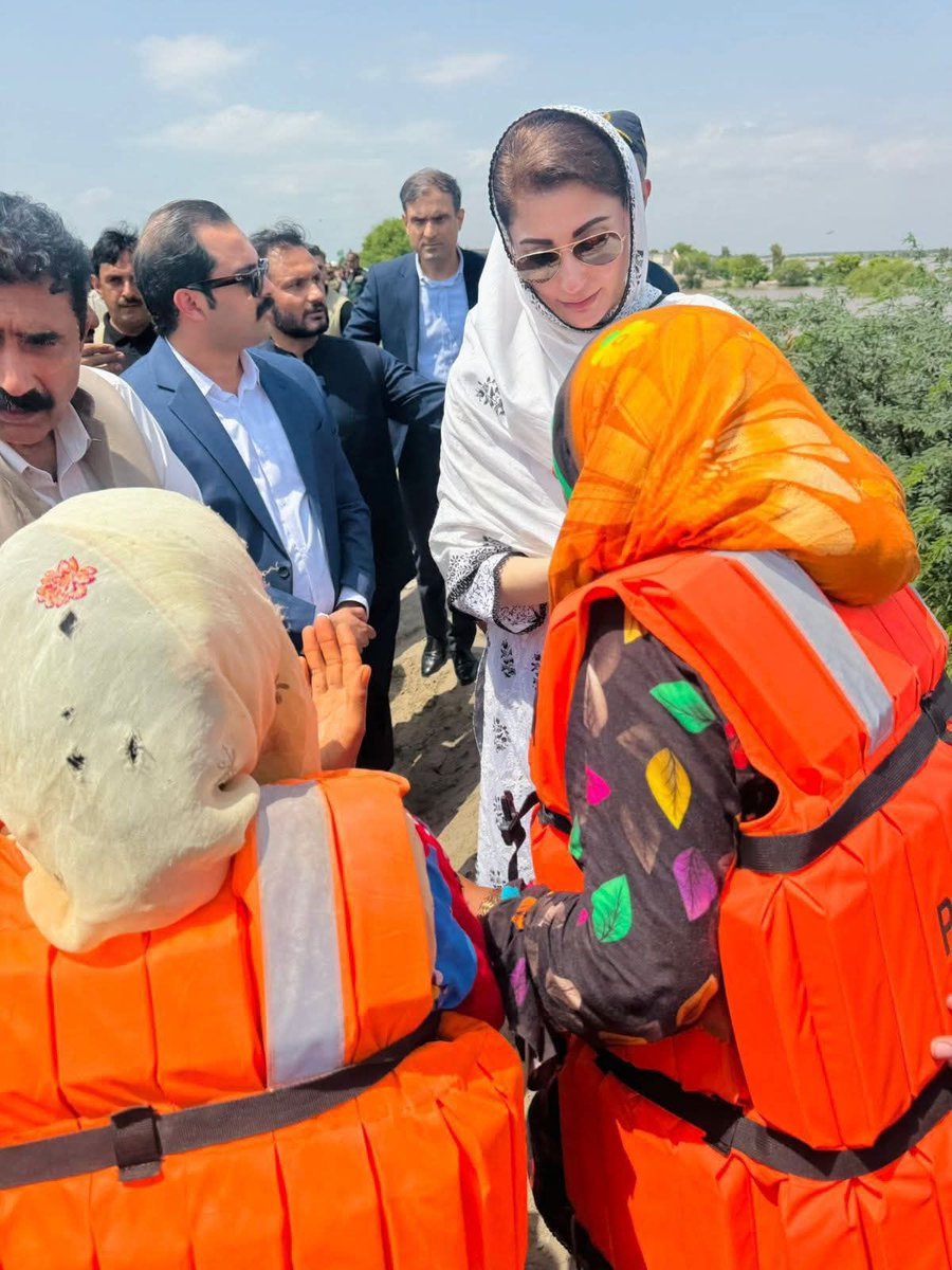 نوازشریف کی بیٹی،  عوام کی حقیقی خادم وزیراعلی مریم نوازشریف سیلاب سے متاثرہ عوام کی خدمت کےلیے میدان میں موجود ہیں۔
عوام کے ساتھ لگاؤ اور انسانیت کی خدمت شریف خاندان کا خاصہ ہے۔
#مریم_نواز_عوام_کے_ساتھ