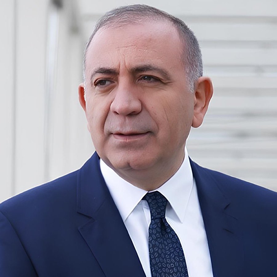 Gürsel Tekin: "Kimseyi üzmek istemem. Partiyi bu duruma ben getirmedim.

Ortada bir cenaze var, o cenazeyi kaldırmayalım koksun mu?

Partiden ihraç edildiğim hemen açıklandı. İtirafçı olup da halen parti üyesi olan bildiğim 7 kişi var. Onlara dokunulmuyor."
