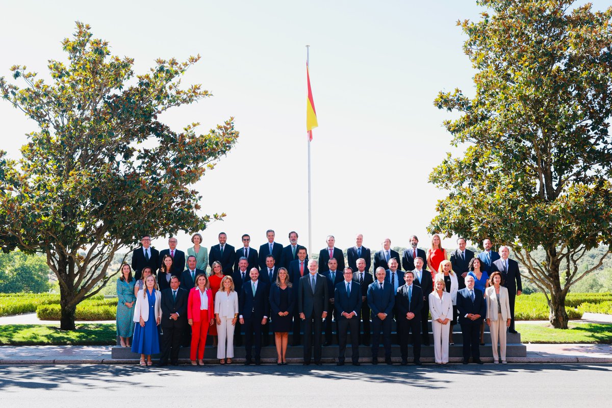 CasaReal's tweet photo. Audiencia del Rey al Comité Ejecutivo de la Confederación Española de la Pequeña y Mediana Empresa (CEPYME), recientemente renovado.

➡️https://t.co/W9F2Fg5r2F https://t.co/rT5JC5jN0e