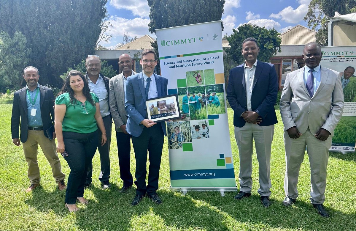 📘✨ Nuevo lanzamiento: Cuaderno Diplomático México–Etiopía.

Conmemoramos 75 años de relaciones 🇲🇽🤝🇪🇹 con un compendio de artículos y testimonios que fortalecen el entendimiento mutuo.

🔗Consúltalo aquí: gob.mx/cms/uploads/at…

#MéxicoEtiopía #75Años #DiplomaciaPública