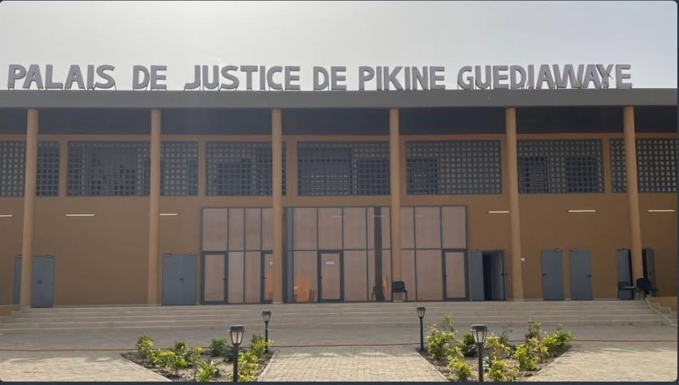 ⚖️Tribunal Pikine-Guédiawaye : l’ex-lutteur et caïd Akon face à la justice.
👉8 ans d’activités criminelles, arrestation après une course-poursuite (2 policiers blessés).
👉Il nie les faits, évoque un voyage en Allemagne avec 54M CFA 
👉Le procureur requiert 15 ans de réclusion.