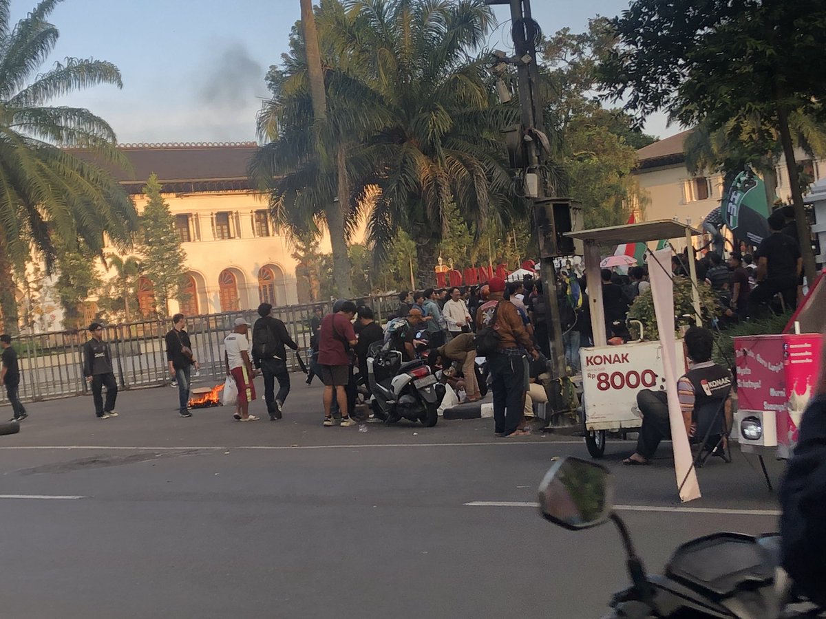 Bandung, sore hari depan gedung sate
HmI Badko Jabar