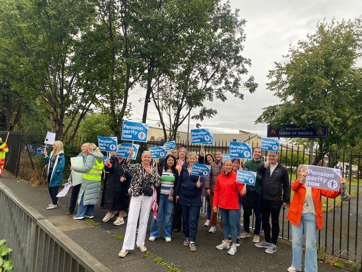 of_wedgewood's tweet image. Staff of QOA supporting our wonderful secretaries and caretakers before school. We will be looking for support again at 2.30 when pupils go home