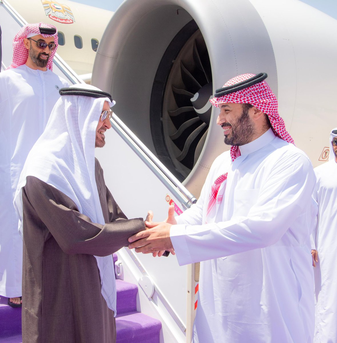 عاجل..

 رئيس دولة الإمارات يصل إلى الرياض وسمو #ولي_العهد في مقدمة مستقبليه.

-
