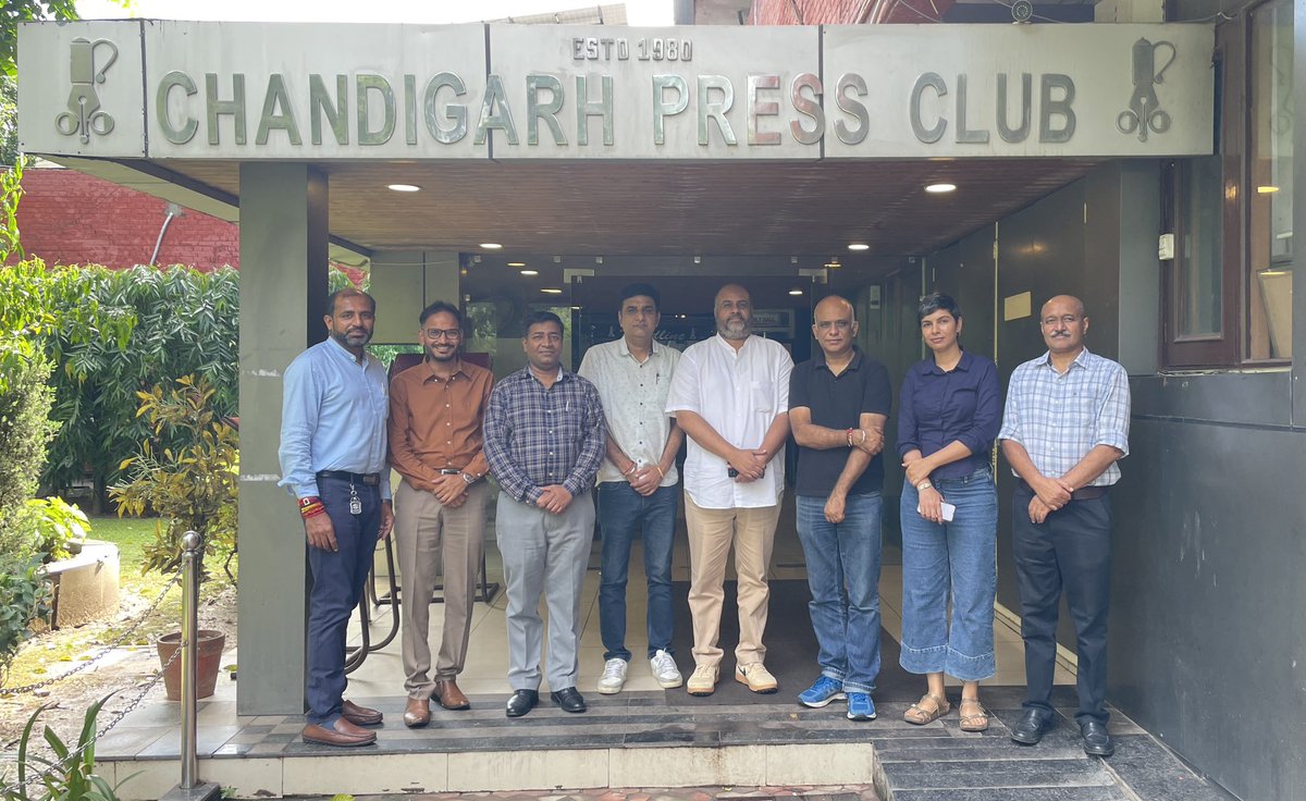 UKinChandigarh's tweet image. DHM Amandeep Grewal met the Governing Council of Chandigarh Press Club led by senior journalists @duggal_saurabh &amp;amp; @RajeshDhall.

Discussions covered the UK-India FTA, #Chevening programme &amp;amp; our ‘#VisaFraudTonBacho’ campaign.

Looking forward to more such insightful interactions!