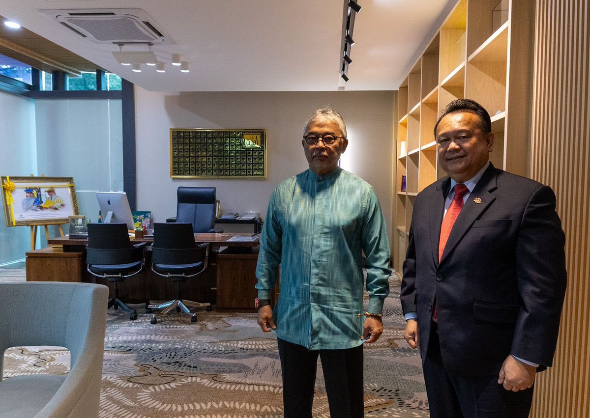 Menjunjung Kasih Tuanku.

Patik merafak sembah dan menjunjung kasih atas limpah perkenan Kebawah Duli Paduka Baginda Sultan Pahang, Al-Sultan Abdullah Ri’ayatuddin Al-Mustafa Billah Shah Ibni Almarhum Sultan Haji Ahmad Shah yang berkenan menerima patik dan Datuk Wira Ir. Roslan