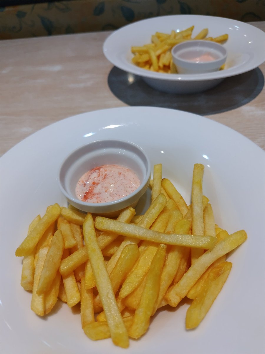 今日も友人とデニーズへ。今日からデザートがマロンになってました!