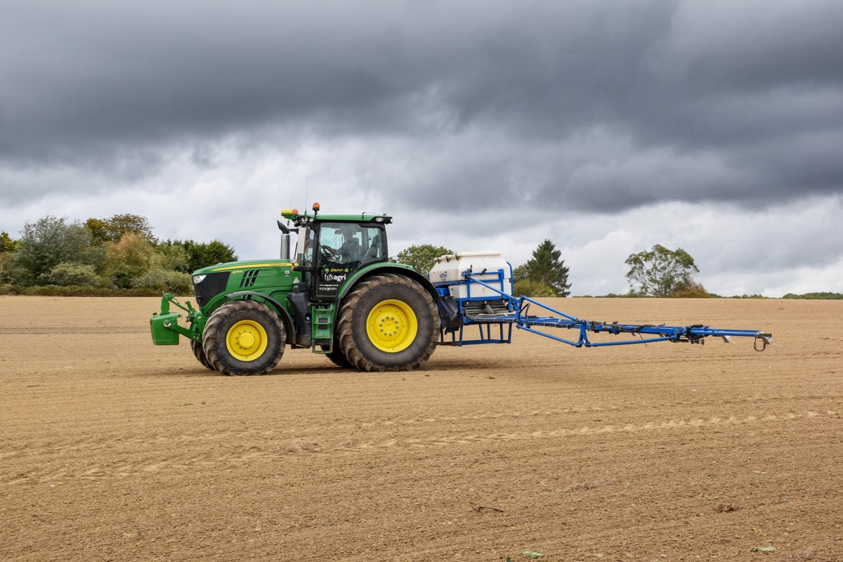 🌱 Seasonal #Avadex applications with our 24m Horstine Cascade applicator.

✔️ Precision RTK GPS
✔️ Low ground pressure tyres
✔️ PA4G trained operators

Effective against black-grass &amp; sterile brome.

📞 01233 820055 fgsagri.co.uk
 #FGSAgri #CropManagement