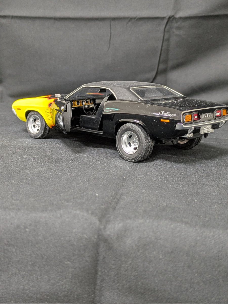 #諏訪モデ展示会2025　
こちらも展示会に合わせて完成！
唐突にファイアパターンが塗りたくなりならば古いアメ車だろうとマイクロエース　ダッヂチャレンジャー
細かいお約束はすっ飛ばして勢いで完成です、あちこち粗いけどまぁヨシ😊
日本のメーカーだからアメリカンカープラモにはならんのかな？