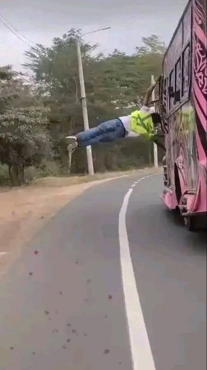 roc ๐ฆบ (@urbanroc2) on Twitter photo Kulture : I donโt have means of reaching mbarara
Dad: use any means
Kulture๐ Kulture : I donโt have means of reaching mbarara
Dad: use any means
Kulture๐