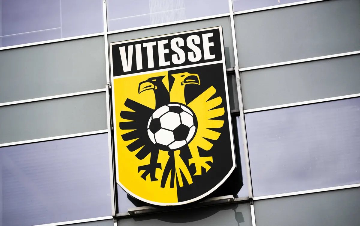 Jubel in #Arnhem! #Vitesse gewinnt vor dem Berufungsgericht Arnhem-Leeuwarden in zweiter Instanz und bekommt die Profilizenz zurück. Der Traditionsklub muss in die Keuken Kampioen Divisie 2025/2026 wieder aufgenommen werden.