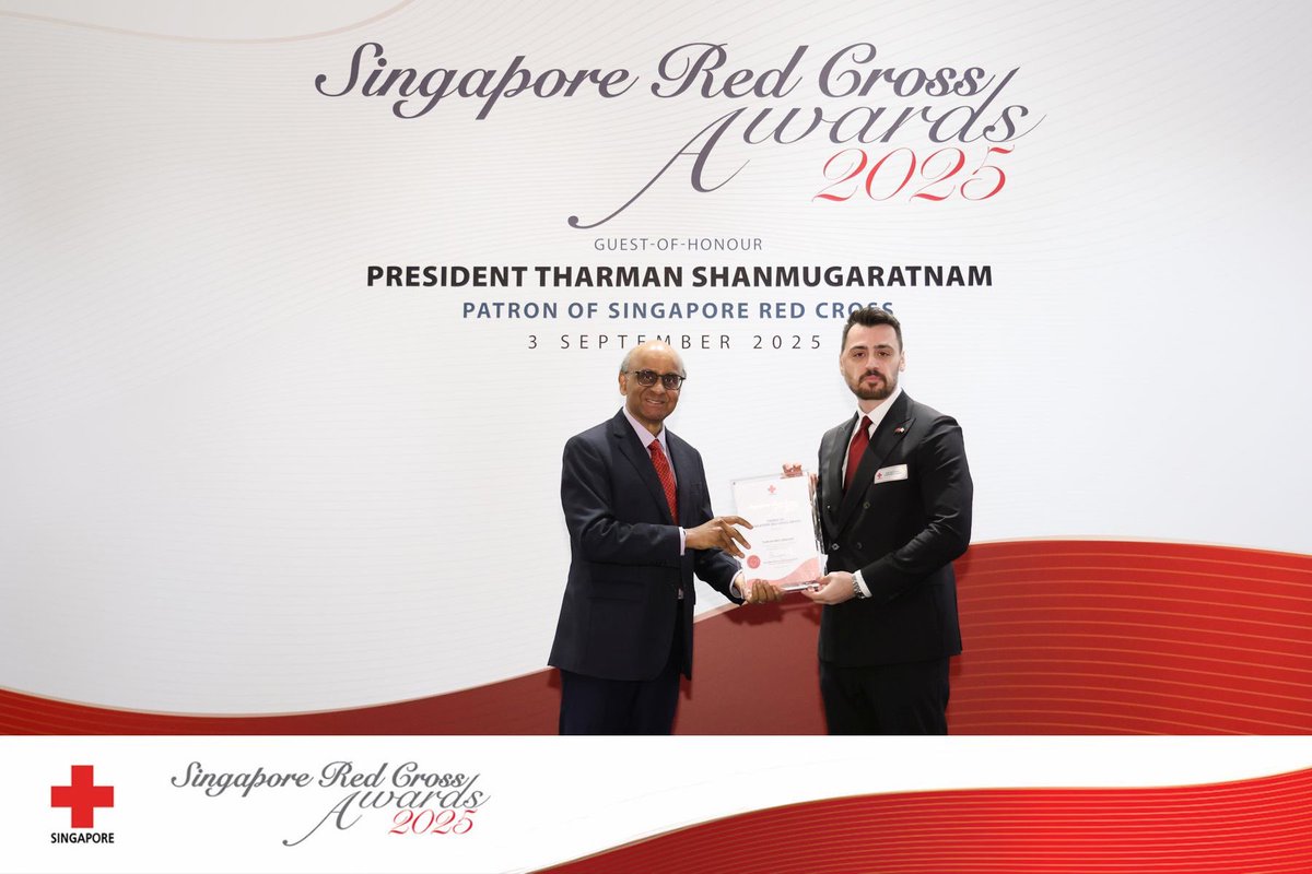 Türk Kızılay, Singapur Kızılhaçı Ödülleri 2025 Töreninde önemli bir onurla takdir edildi.

Yönetim Kurulu Üyemiz Ömer Faruk Çalışkan, kurumumuz adına “Singapur’un Dostu” ödülünü Singapur Cumhurbaşkanı Tharman Shanmugaratnam’dan teslim aldı. Bu özel ödül, Türk Kızılay’ın