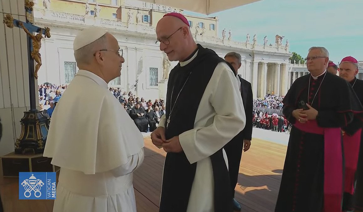 Fa una estona he pogut saludar el papa Lleó XIV per primera vegada. Li he lliurat una de les creus que donem als qui fan la Confirmació a la diòcesi. Hi diu «Prega i estima». El Papa m'ha respost que és un lema molt adient per a la vida dels joves cristians.