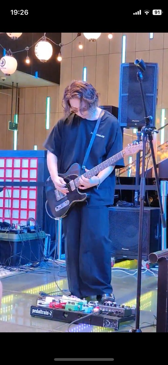 夢時さんの大事な機材が盗まれました…！！💥

エフェクターボード外見はよくある角ばったやつではなく👇このギターケースと同じような素材のセミハード型バッグだったと記憶してます。
バッグを開けるとバンドのステッカーなどチラホラ貼ってあります。