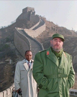 EVilluendasC's tweet image. Dos murallas: la cubana y la china. Ambas son eternas... #100AñosConFidel