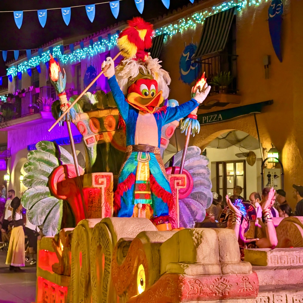 Woody, la estrella de PortAventura, en la carroza maya de la Birthday Parade. La versión de verano del nuevo desfile termina su primera temporada este 6 de septiembre.