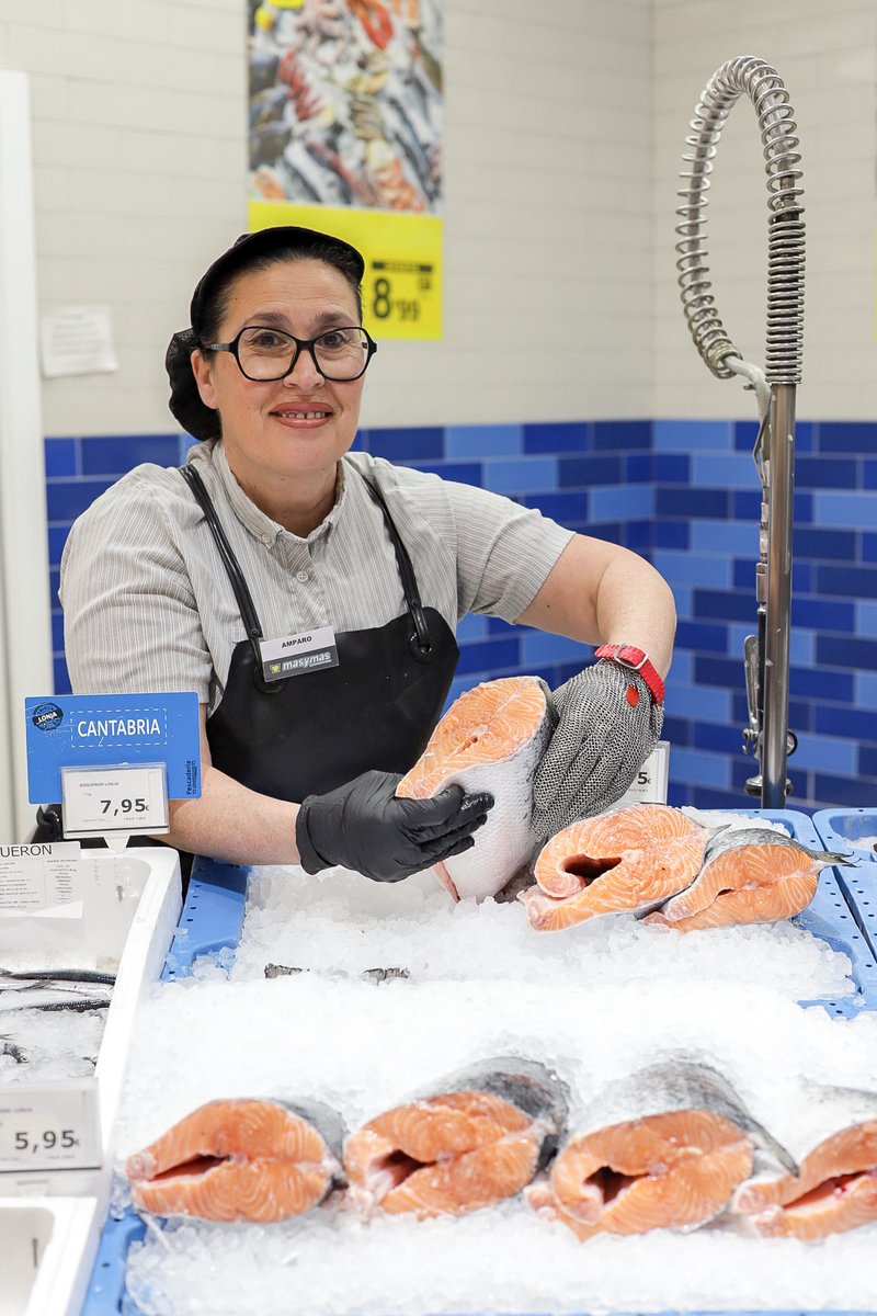 Nuestrxs pescaderxs preparan cada pieza de pescado para que disfrutes siempre del mejor sabor del mar. 🐟

M. Amparo Cabezas entrega cada día su dedicación y experiencia en la pescadería de nuestra tienda en Paterna (Valencia). 🙌

#masymasSupermercados #gentemasymas