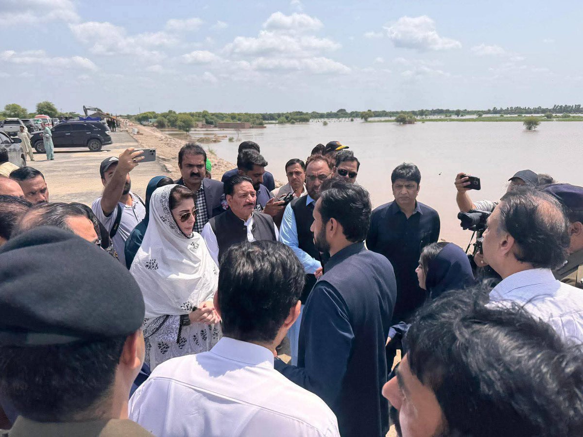 *وزیراعلیٰ پنجاب مریم نواز شریف ملتان پہنچ گئیں*
 
وزیراعلیٰ پنجاب مریم نواز شریف سیلاب متاثرین سے ملاقات ۔۔
#مریم_نواز_عوام_کے_ساتھ