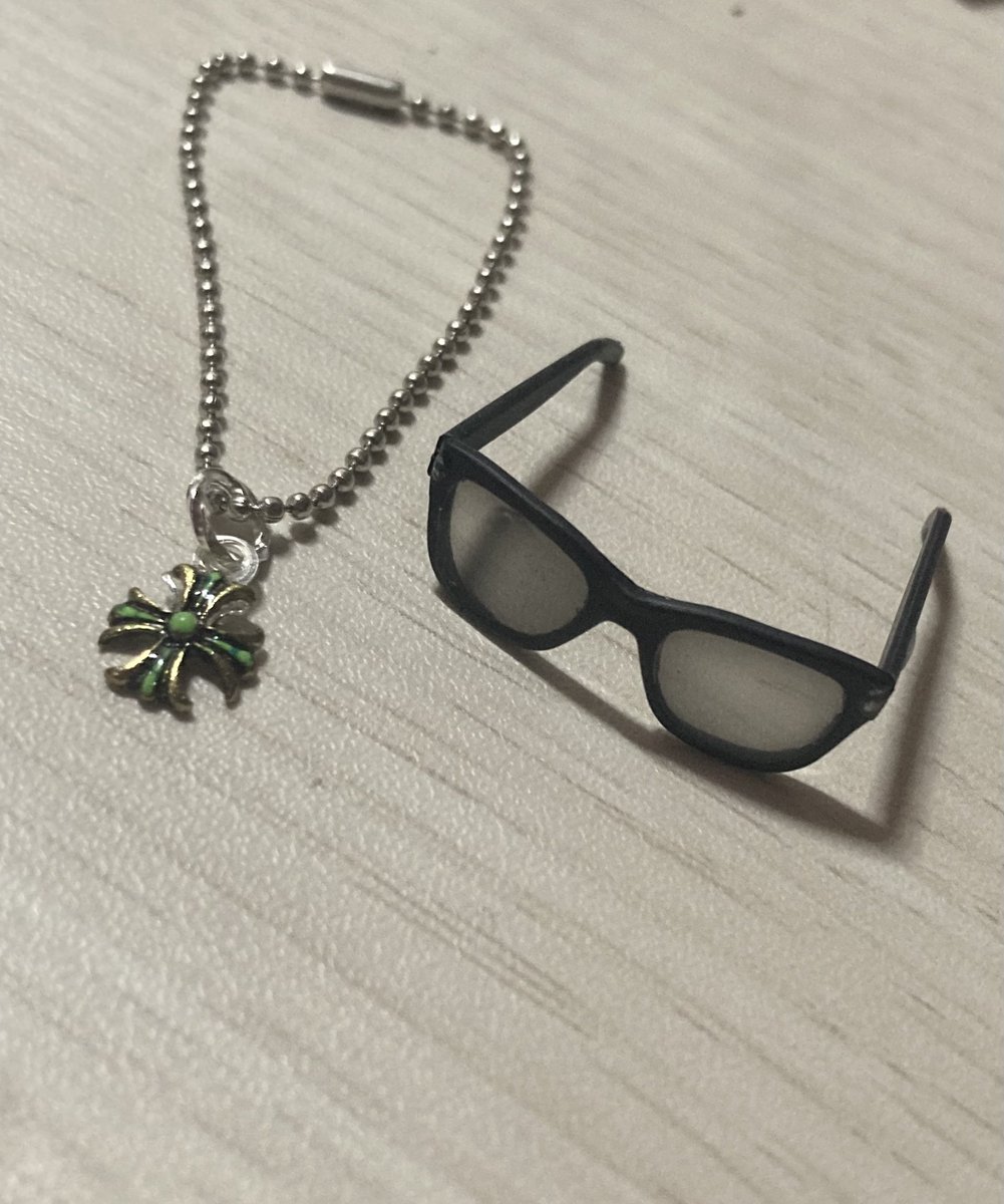 chiemin924's tweet image. マテルドール用
最近制作したもの
メガネは買ってあって
レジン流してサングラスにしてあります💜

 #マテルドールBTS