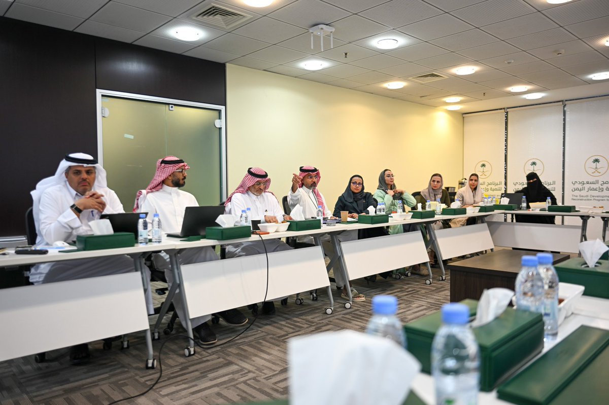 يواصل #البرنامج_السعودي_لتنمية_وإعمار_اليمن اجتماعاته لليوم الثاني مع #البنك_الدولي، حيث يتم مناقشة فرص التعاون الحالية والمستقبلية في القطاعات الحيوية في #اليمن؛ امتداداً للتعاون القيم الذي انعكس في مشروع شريان الحياة المعني بإعادة تأهيل الطرق البرية ( طريق #هيجة_العبد و