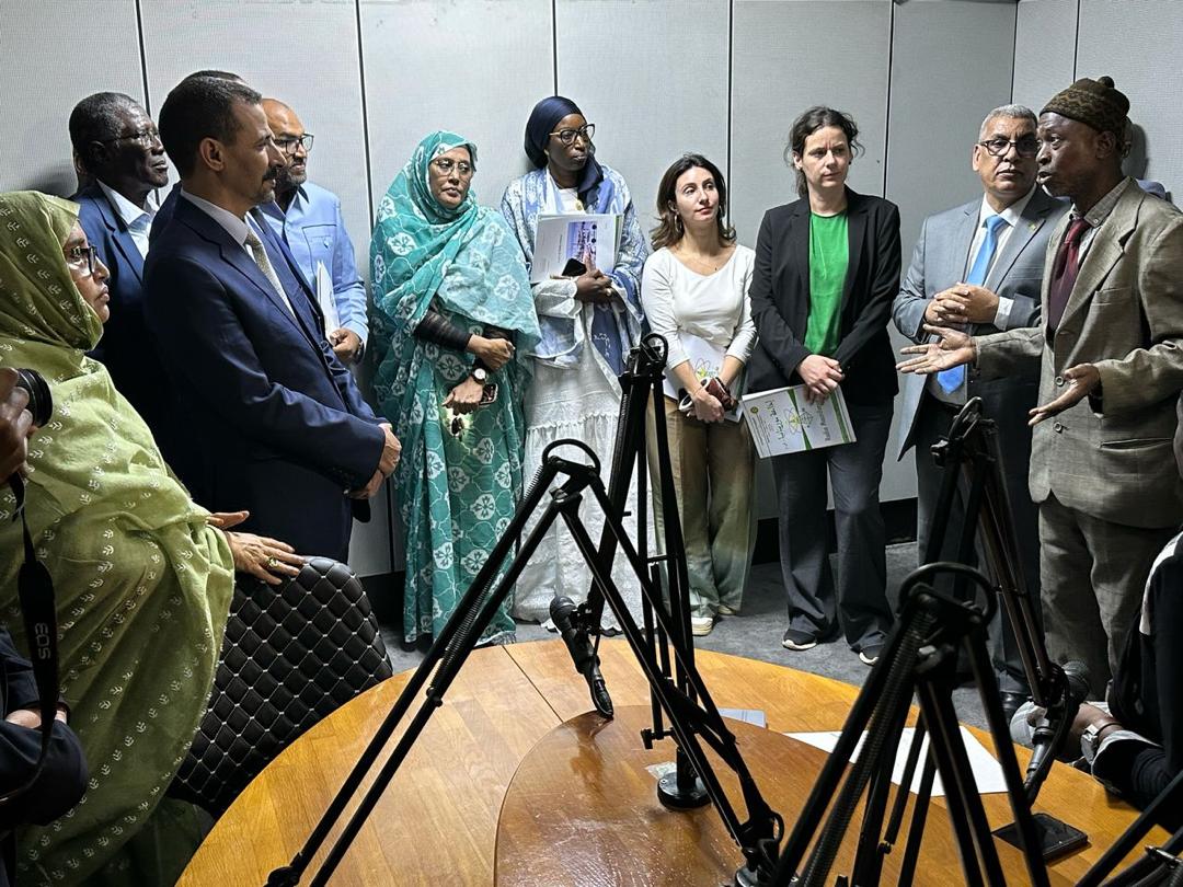 wacaprogram's tweet image. En moins de 2 ans, La Voix du Littoral est devenue le 1er média mauritanien dédié aux enjeux côtiers : +100 émissions en langues nationales, reconnaissance officielle en 2025 et bientôt un siège au Port de Tanit.
👉 Lire : wacaprogram.org/fr/article/la-…
#WACA_Program #Mauritanie