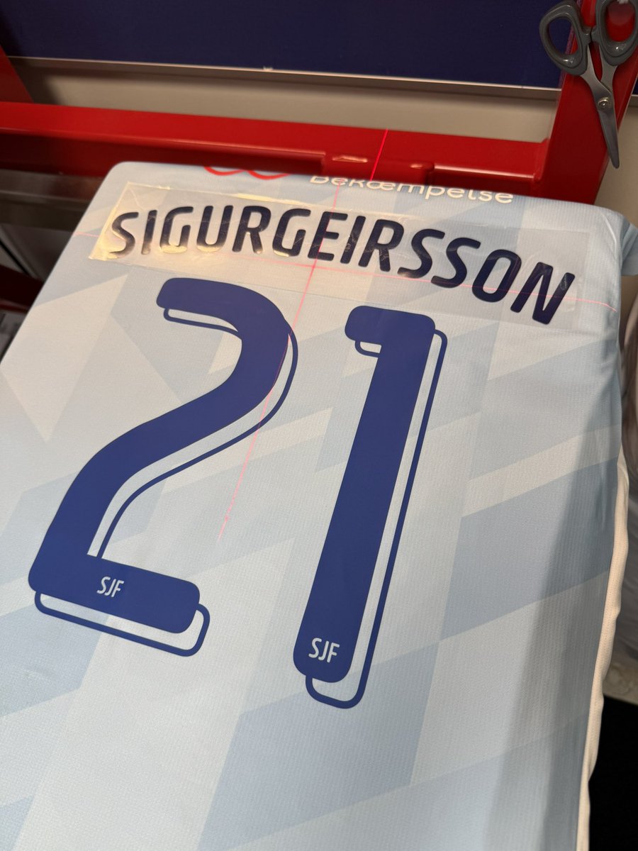 Vi måtte ned i skriftstørrelse for at få plads på trøjen til vores nye mand i <a href="/SJFodbold/">Sønderjyske Fodbold</a> 👕 Og det bringer mig til, at vi da mangler en top-10 over de længste efternavne i <a href="/Superligaen/">3F Superliga</a>’s historie… Jeg putter gerne en ringriderpølse i puljen til den her på X, der laver den 🙂