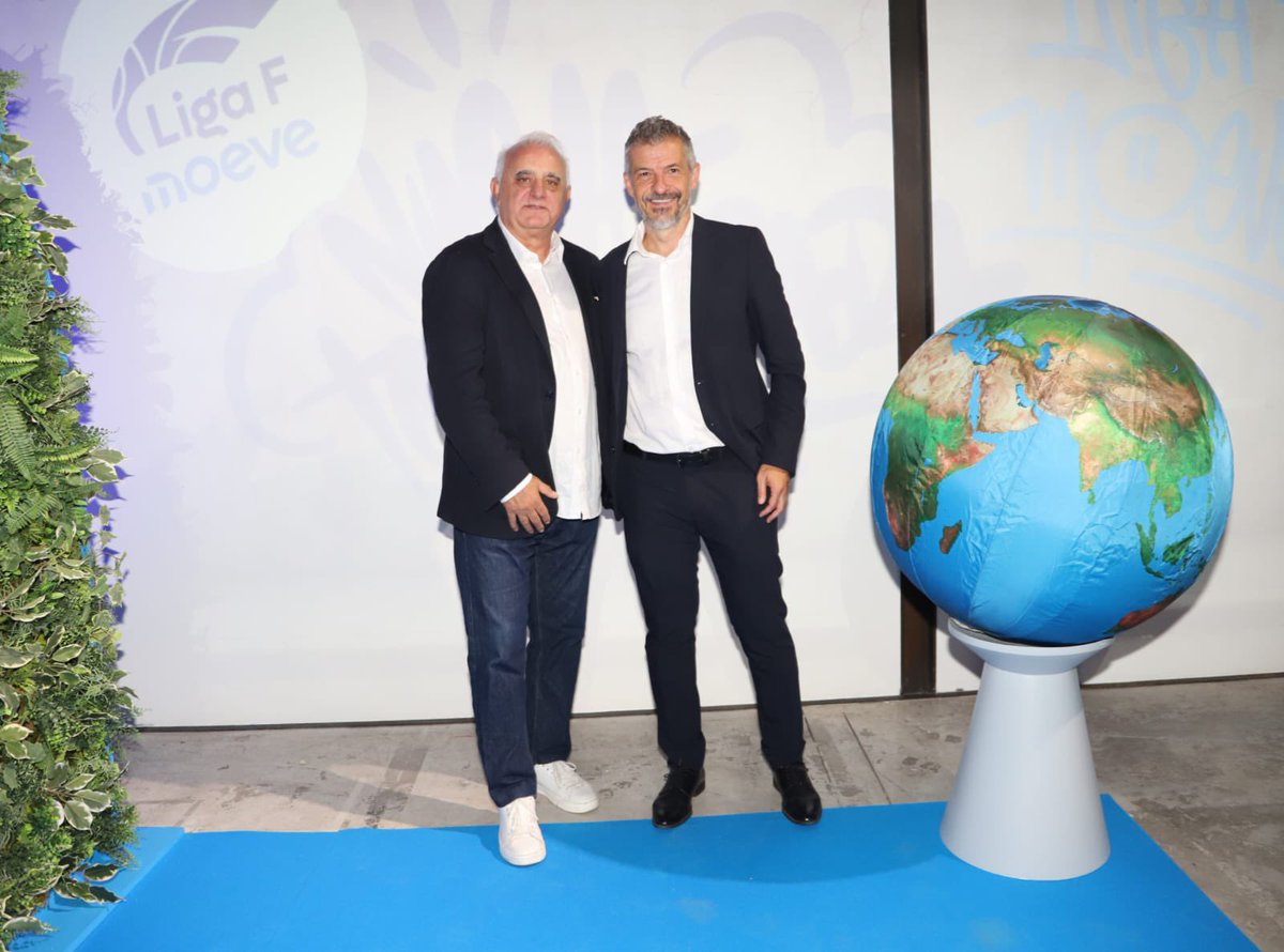 PedroPSanmartin's tweet image. Encontrarme con @davidjimenezglz presi de @ProLigaFutbol en la presentación de @LigaF_oficial fue magnífico por tantas cosas vividas y tantas por llegar. ProLiga crece con ya 300 clubes asociados y un papel relevante en el fútbol no profesional. 💪🏻👏🏻 #ProLiga #LigaF