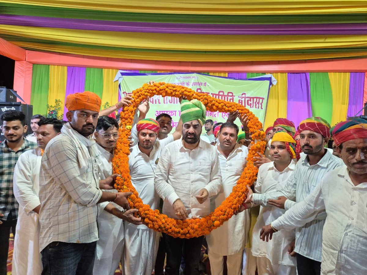 कल देर रात्रि तेजा दशमी के पावन अवसर पर चुरू जिले के बीदासर में वीर तेजाजी महाराज के मेला महोत्सव में पहुंचने पर मंदिर समिति ने स्वागत किया |