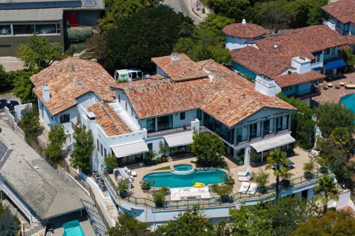 Brad Pitt, Los Angeles’ta 12 milyon dolara İspanyol mimarisine sahip bir malikane satın aldı.