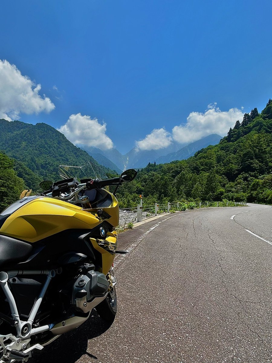 以前バイク屋さんの社長と、富山でバイク屋は大変って話ししてて
「雪降らない地域は冬のボーナスでもバイク買う事考えるけど、富山で冬にバイク買おうと思う？」
って…

なるほど‼️

でもこの猛暑が年々酷くなると、夏でも買おうと思わないかも😑
そろそろ快適に走らせて欲しいですね😅🤚