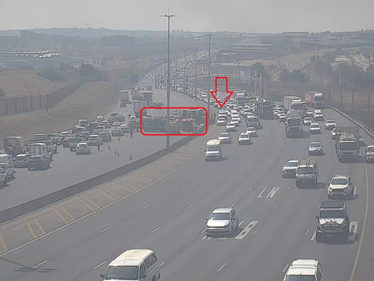 25090300077: (U/D) Crash on N1 Northbound after Buccleuch I/C. 3 right lanes blocked &amp; Right shoulder blocked. Expect delays.