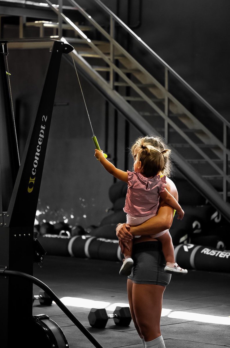 Concept2Espana's tweet image. Si eres madre/padre hay una cosa que no te sobra: tiempo. El que tengas, inviértelo en salud. Hazlo por ell@s. 
Disfruta de la crianza sin renunciar a entrenar. Entrenar un poco es mejor que no entrenar nada.
#VermontC2 #Concept2España
📸 @postales_from_nowhere
📍@ostrich407_box