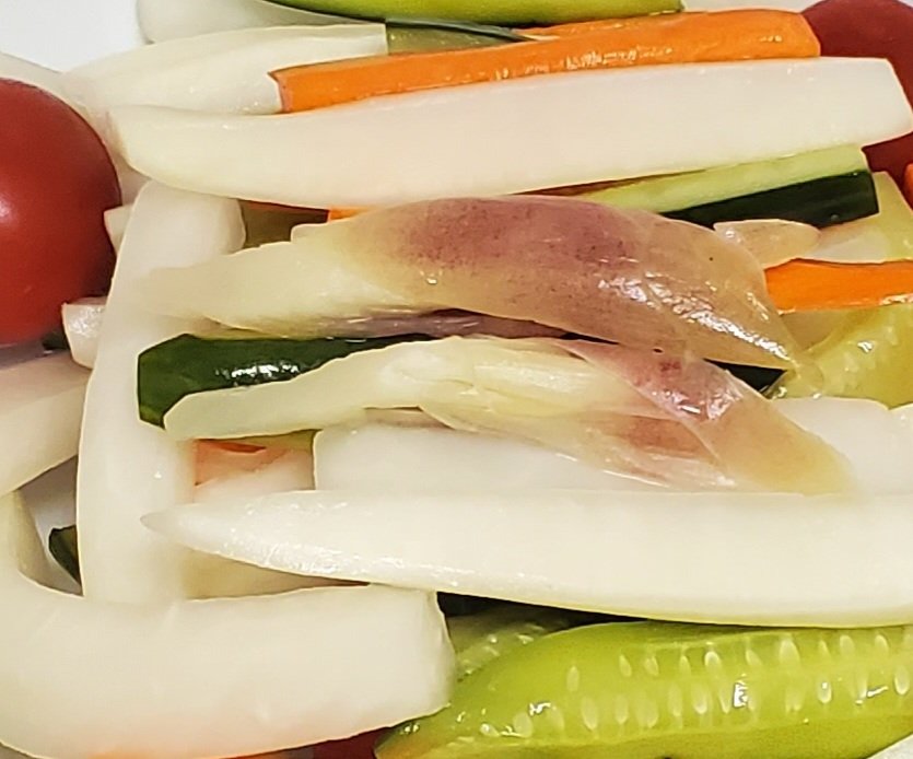 今日のきゅうりです

「ミニトマト、人参、みょうが、大根、きゅうりのピクルス」です🍅🥕🥒
今回はカンタン酢で漬けました
FFさんに教わりました

かんぱーい🍹