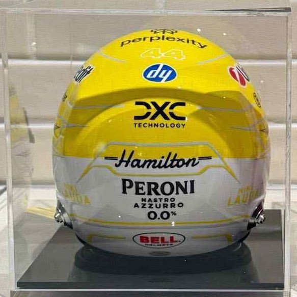 FerraristaHu's tweet photo. Lewis Hamilton speciális sisakfestése Monzára készülve.  Hogy tetszik? 4️⃣4️⃣🟠🇮🇹

📸 : Tom_Speight98

#Ferrarista #ForzaFerrari #F1 #ItalyGP 🇮🇹 https://t.co/Aoqw3ikzNy