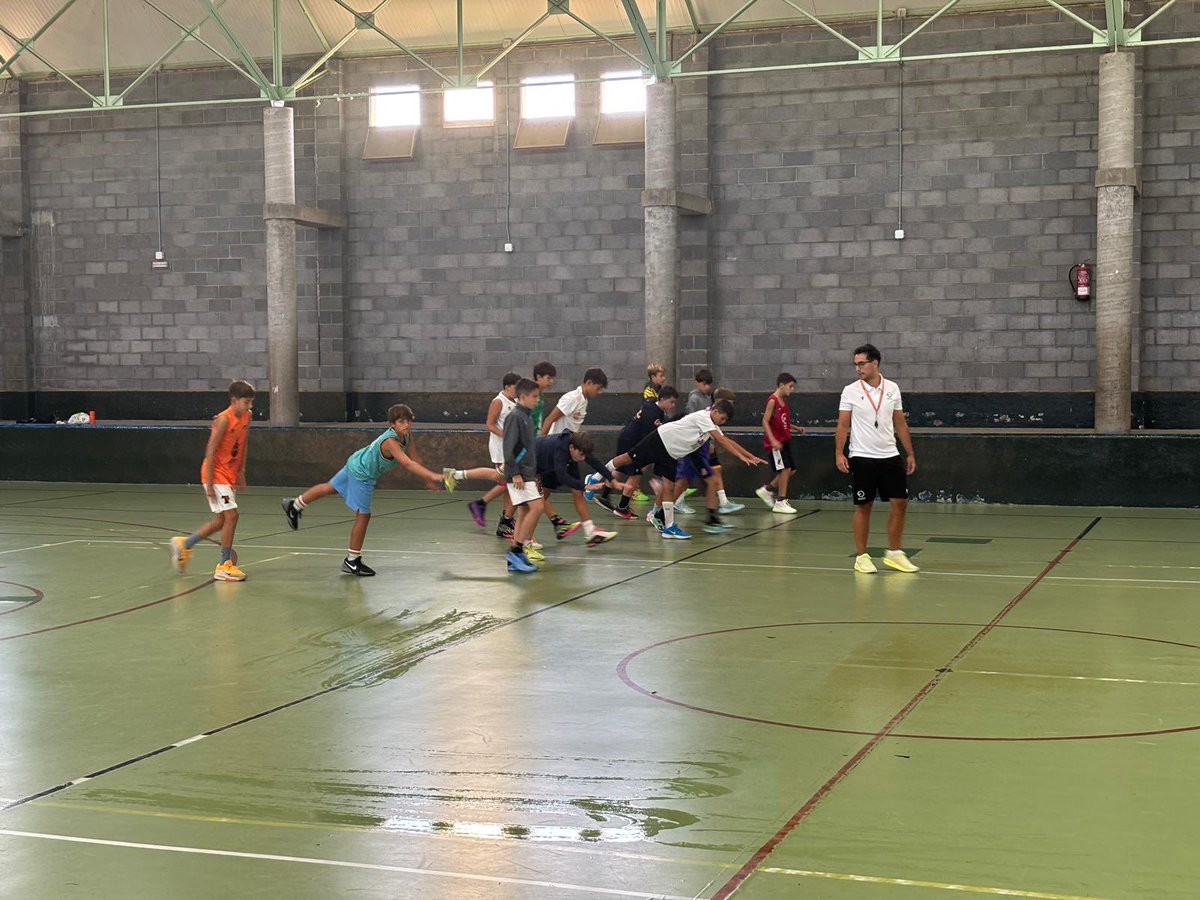 🏀 En el #campusfexb de Barcarrota los chicos y chicas aprenden mucho baloncesto, pero también disfrutan de actividades de ocio y tiempo libre, pensadas para fomentar la convivencia, el compañerismo y los valores que acompañan al deporte 🫱🏻‍🫲🏼

#BaloncestoExtremadura