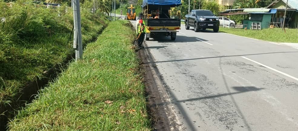 JKR Labuan (@jkrlabuan) on Twitter photo Kerja-kerja pembersihan bahu jalan dan mencantas dahan pokok dilaksanakan secara jabatan di sepanjang Jalan Batu Arang (707). - Teruskan khidmat untuk keselamatan pengguna jalanraya
<a href="/RoslanisE/">Roslan bin Ismail</a>
<a href="/TKPKR_Infra/">TKPKR (Sektor Infra)</a>
<a href="/IPJKR_Official/">JKR Malaysia Rasmi</a> Kerja-kerja pembersihan bahu jalan dan mencantas dahan pokok dilaksanakan secara jabatan di sepanjang Jalan Batu Arang (707). - Teruskan khidmat untuk keselamatan pengguna jalanraya
<a href="/RoslanisE/">Roslan bin Ismail</a>
<a href="/TKPKR_Infra/">TKPKR (Sektor Infra)</a>
<a href="/IPJKR_Official/">JKR Malaysia Rasmi</a>