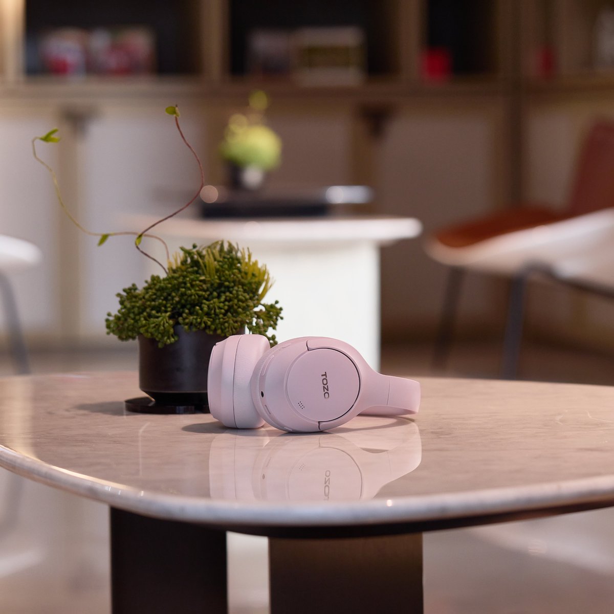 TOZO_OFFICIAL's tweet image. Dive into pure audio bliss with TOZO's exceptionally comfortable over-ear headphones. ✨ Designed for extended listening sessions, their plush earcups and ergonomic fit ensure you can get lost in your music, podcasts.

#TOZO #HT2 #MyTOZO #ComfortHeadphones #ImmersiveSound #Audio