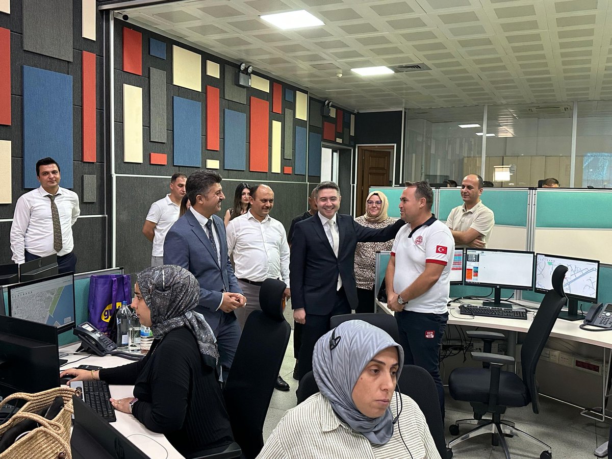 Mersin112acm's tweet image. 📍 Ziyaret
Bakanlığımız İller İdaresi Genel Müdürlüğü 112 Acil Çağrı Hizmetleri Daire Başkanı Sayın Emre ZEYREK ve beraberindeki heyet, Müdürlüğümüzü ziyaret ederek işleyişimiz hakkında bilgi aldılar.
Nazik ziyaretleri için teşekkür ederiz.
@TC_icisleri 
@112teknumara