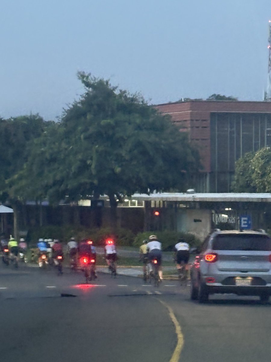 Necesito la estabilidad financiera de estas personas que están en grupo manejando Bicicleta a las 5:55 a.m.