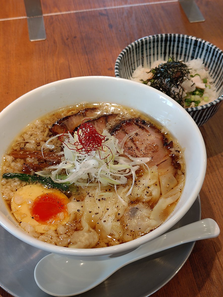 静岡県焼津市
麺創房LEO
背脂巴醤油ラーメン　鶏薫ごはん小
フワフワ背脂が、ボリュームたっぷりなトッピングが巴醤油との相性抜群
時々黒胡椒が香りとピリッとしたサプライズ
見た目もゴージャス華やか美味い1杯でした