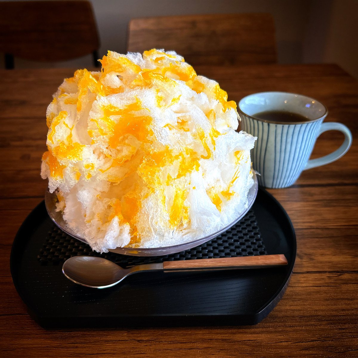 KKnao0818's tweet image. 本日スイスイ水曜日♪

定時ダッシュで帰ろうとした所…代表Mに捉まって車に乗せられ何処へ行くとも告げられず #かき氷 を食べに連れて来られた🤣🤣🤣

フワッフワで甘過ぎないシロップがめっちゃ美味しい🍧💕

ミルク(練乳)が売りと聞いたけど牛乳嫌いでミルク抜き…本当にごめんなさい🙏💦

#Lua