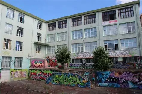 Iniciamos curso académico con una propuesta. Si tenéis alguna fotografía de cómo era este edificio en el pasado (sea en los años 30, durante el franquismo o en el periodo democrático) os pedimos que nos las hagáis llegar. 
Muchas gracias.